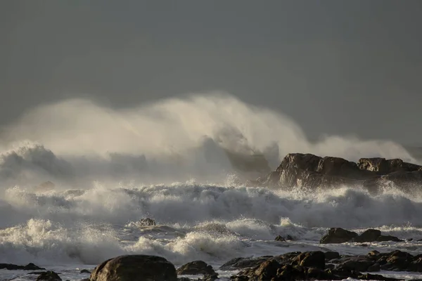 Grandes Vagues Orageuses Avec Aérosol Côte Rocheuse Portugaise Nord — Photo