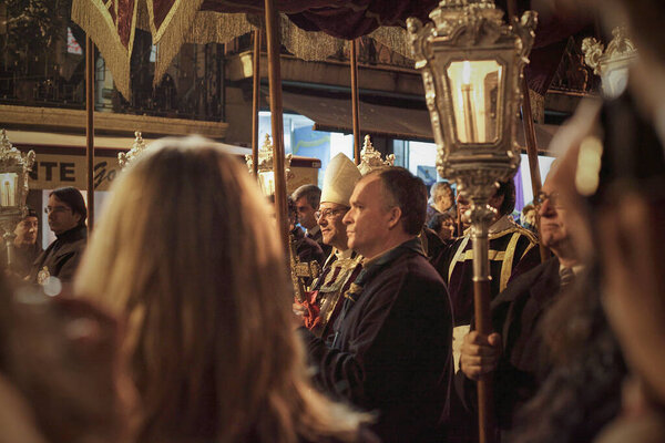 Брага, Португалия - 1 апреля 2010 года: католическая процессия Ecce Homo, во время поста, встреча с епископом.