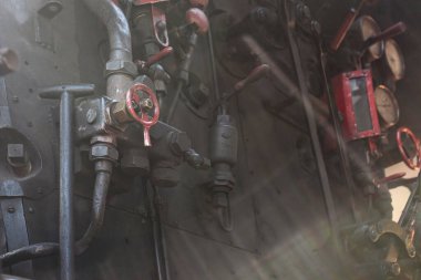 Dumanın ortasında hala çalışan eski bir kömür lokomotifinin içi. Douro tarihi tren hattı, Portekiz 'in kuzeyinde..