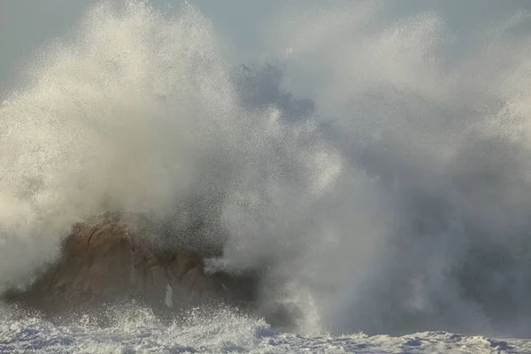 Große Welle Plätschert Einem Stürmischen Aber Sonnigen Tag Nortern Portugiesische — Stockfoto