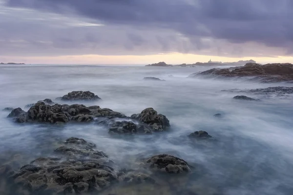 Останній Промінь Світла Романтичному Скелястому Пляжі Півночі Португалії Під Час — стокове фото
