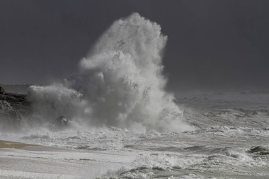 Atlantik Okyanusu fırtınası. Şiddetli fırtınalı bir fırtınada kuzey Portekiz kıyıları ve yağmurdan önce şiddetli ve karanlık gökyüzü..
