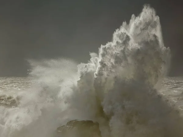 Großaufnahme Von Einer Stürmischen Welle Die Gegen Felsen Der Küste — Stockfoto