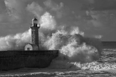 Büyük okyanus fırtınalı dalgalar üzerinde Douro ağız granit pier in eski deniz feneri. Kızılötesi filtre kullanılır. Düşük baskı fotoğraf.