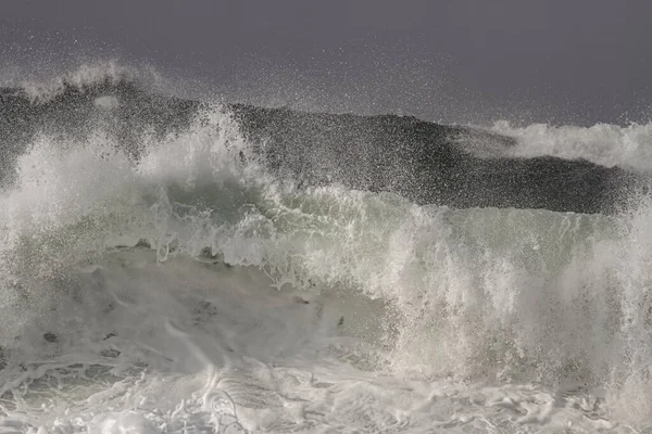 Grandes Olas Rompiendo Primer Plano Costa Norte Portuguesa — Foto de Stock