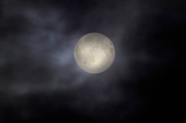 Dolunay bulutlu gökyüzü