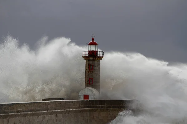 Velká Bouřková Vlna Při Západu Slunce Ústí Řeky Douro Porto — Stock fotografie