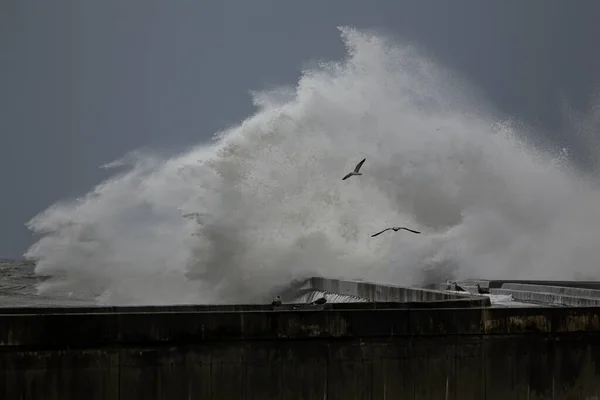 Enorme Onda Mar Tempestuoso Respingo Cais — Fotografia de Stock