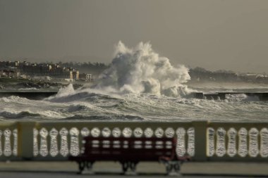 Porto, Portekiz Douro Nehri'nin ağzında denizde fırtına geniş görünümünü