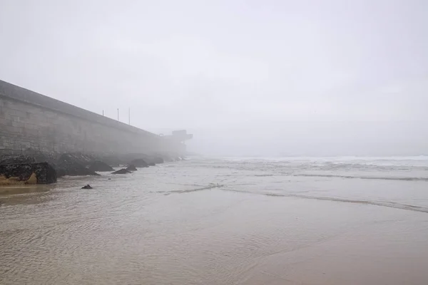 清澈的雾蒙蒙的海滩黎明时分 莱科士港北墙 葡萄牙北部 — 图库照片