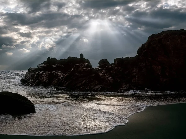 Havet Stranden Vid Solnedgången Med Vackra Molnig Himmel Med Solstrålar — Stockfoto