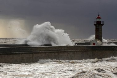 Douro nehrinin ağzında bulutlu gün batımı Porto, Portekiz