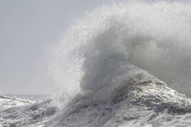 Büyük fırtınalı dalgalar. Güneşli bir akşamda Kuzey Portekiz kayalık kıyıları.
