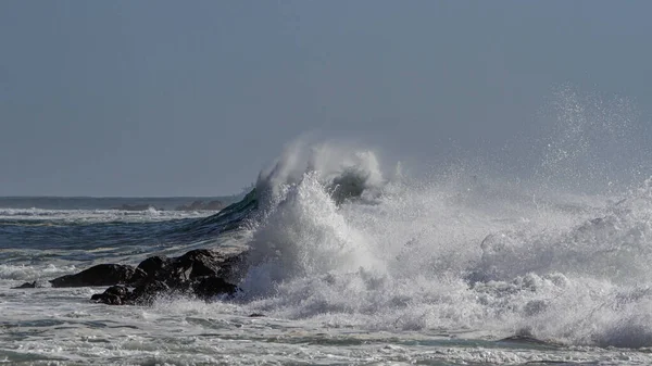 Bryta Vågor Strand Från Norra Portugals Kust Ett Tufft Hav — Stockfoto