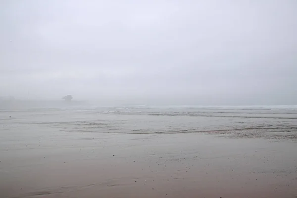 Lege Mistige Zee Strand Bij Dageraad Leixoes Haven Noordelijke Muur — Stockfoto