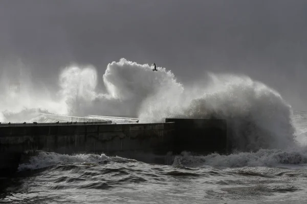 Douro Foce Del Fiume Nuovo Molo Faro Sotto Forte Tempesta — Foto Stock