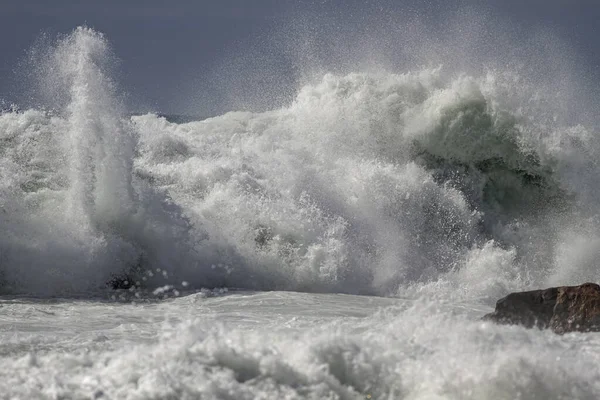 Breaking Vlny Pláži Severního Portugalského Pobřeží Drsném Moři Ale Slunečný — Stock fotografie