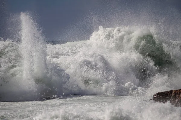 Łamanie Fal Plaży Północnego Wybrzeża Portugalii Wzburzonym Morzu Ale Słoneczny — Zdjęcie stockowe