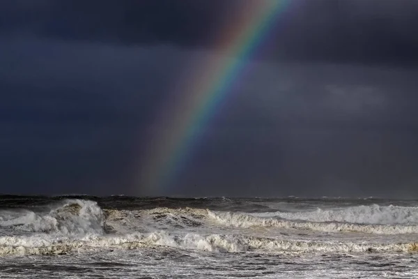 Maré Escura Tempestuosa Com Arco Íris — Fotografia de Stock