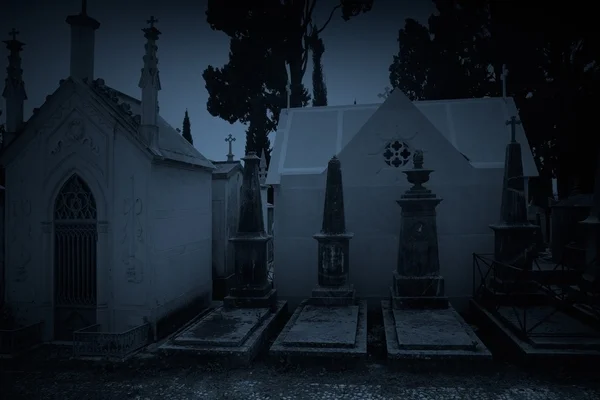 Сумеречное кладбище — стоковое фото