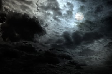 Bulutlu dolunay gecesi