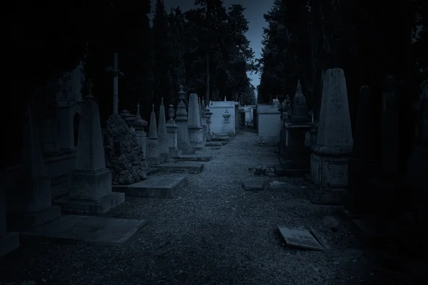 青い夕暮れ墓地 — ストック写真