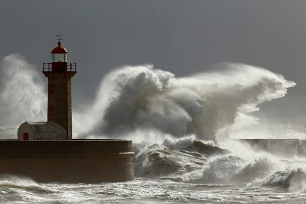 Ondas tempestuosas com luz interessante — Fotografia de Stock