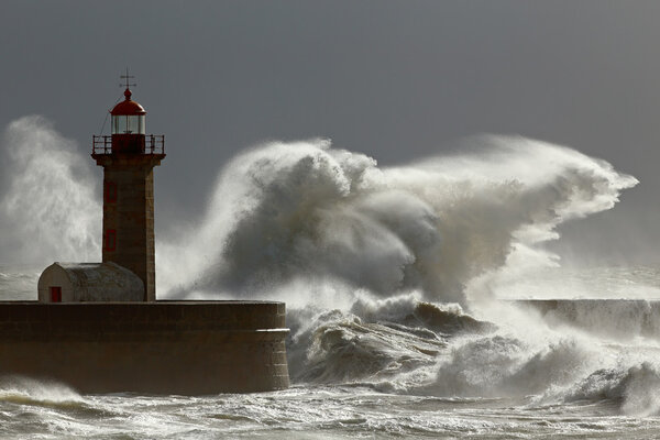 Stormy waves with interesting light