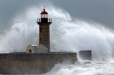 Deniz feneri üzerinde dev bir dalga