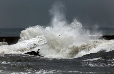 İskele üzerinde Stormy dalgalar