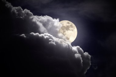 Gece dolunay bulutlu