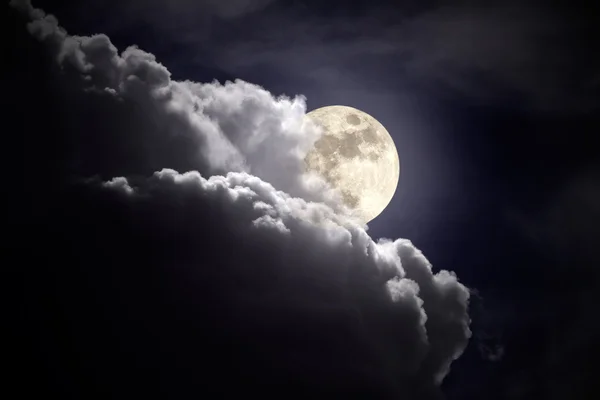 Volle maan bewolkte nacht Rechtenvrije Stockfoto's