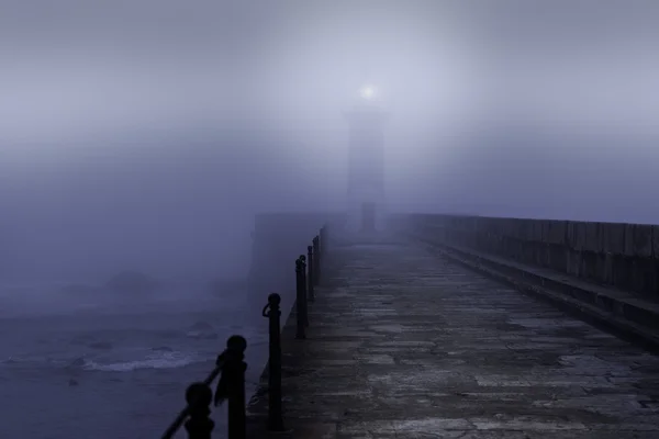 Vuurtoren in een mistige nacht — Stockfoto