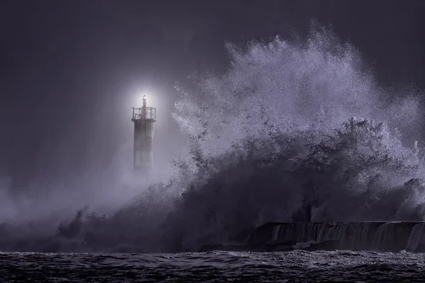 Balise de l'embouchure de rivière la nuit — Photo