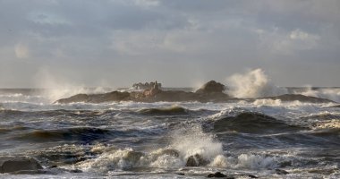 Dalgalı deniz. Aralık ayında kuzey Portekiz kıyıları.