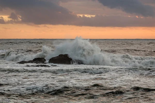 Ondas ao pôr-do-sol — Fotografia de Stock