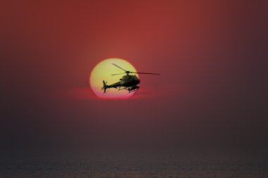 Kurtarma helikopteri gün batımında
