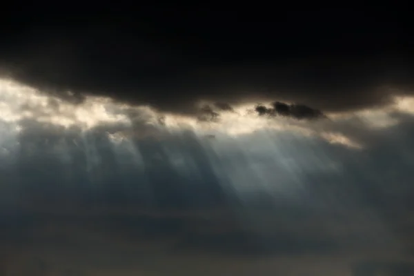 乌云与阳光 — 图库照片