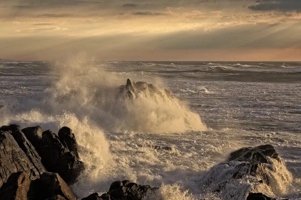 Gün batımında fırtınalı sahil