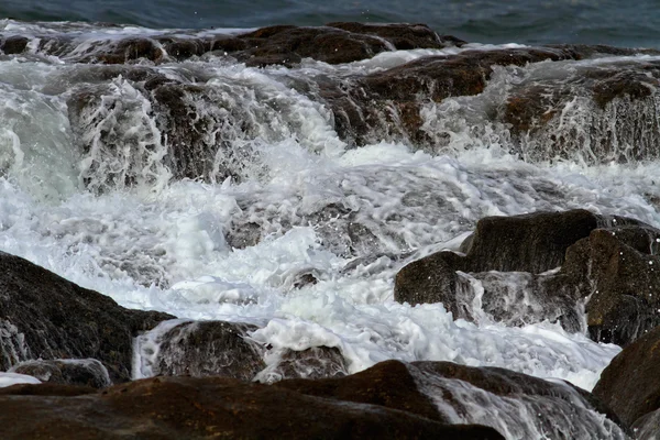 Água do mar que flui sobre rochas — Fotografia de Stock