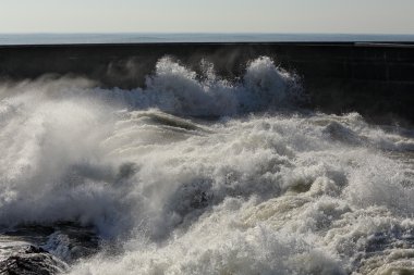 Şiddet dalgalar bir iskele kırma