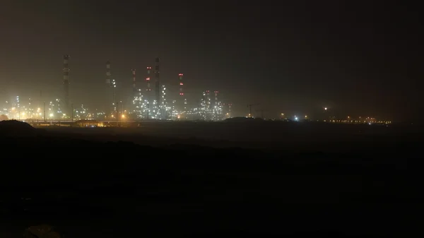 Oil refinery by the sea at night — Stock Photo, Image