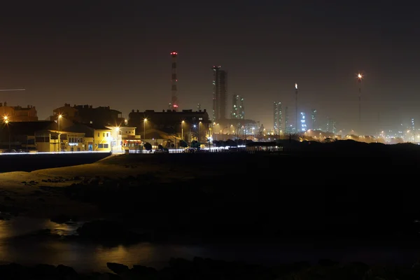 Raffineria di petrolio in riva al mare di notte — Foto Stock