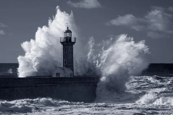 Інфрачервоний старий маяк під сильним штормом — стокове фото