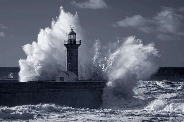 Infrarood oude vuurtoren onder zware storm — Stockfoto