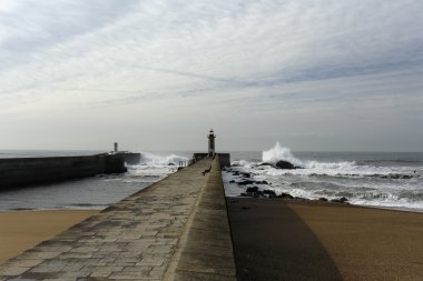 Fırtınalı bir günde deniz iskeleleri