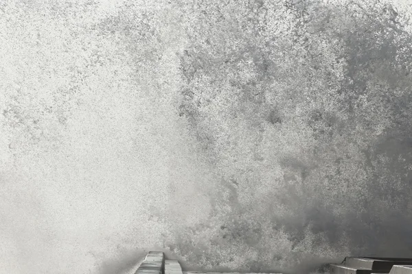 Fırtınalı dalga sıçrama — Stok fotoğraf