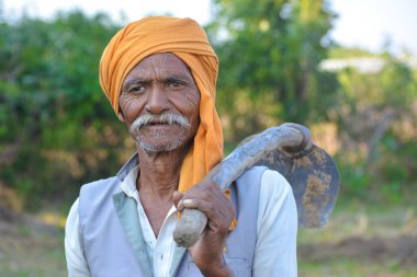 TIKAMGARH, MADHYA PRADESH, INDIA - 23 Kasım 2020: Köylerinde kimliği belirlenemeyen yaşlı bir Hintlinin portresi.