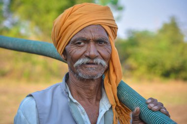 TIKAMGARH, MADHYA PRADESH, INDIA - 23 Kasım 2020: Köylerinde kimliği belirlenemeyen yaşlı bir Hintlinin portresi.