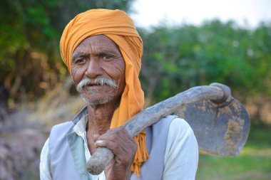 TIKAMGARH, MADHYA PRADESH, INDIA - 23 Kasım 2020: Köylerinde kimliği belirlenemeyen yaşlı bir Hintlinin portresi.